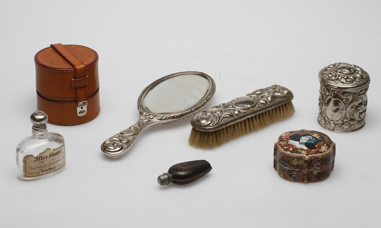 TOALETTUPPSATS mm, 7 delar, 1900-tal.