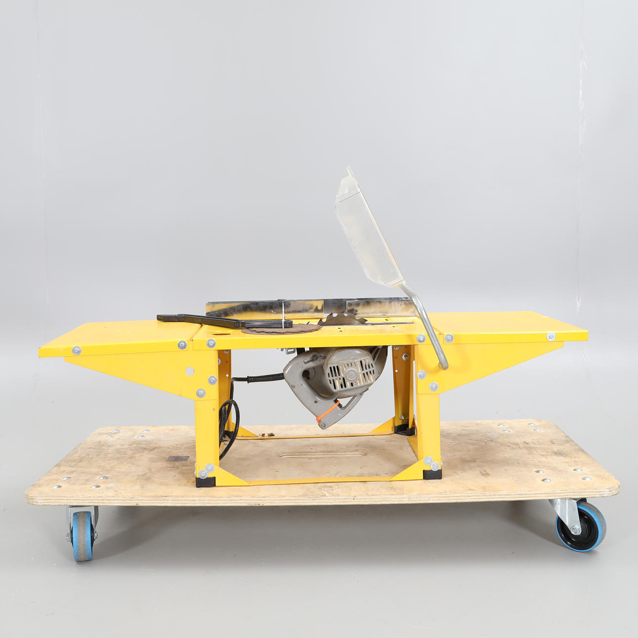 SÅGBORD med cirkelsåg.