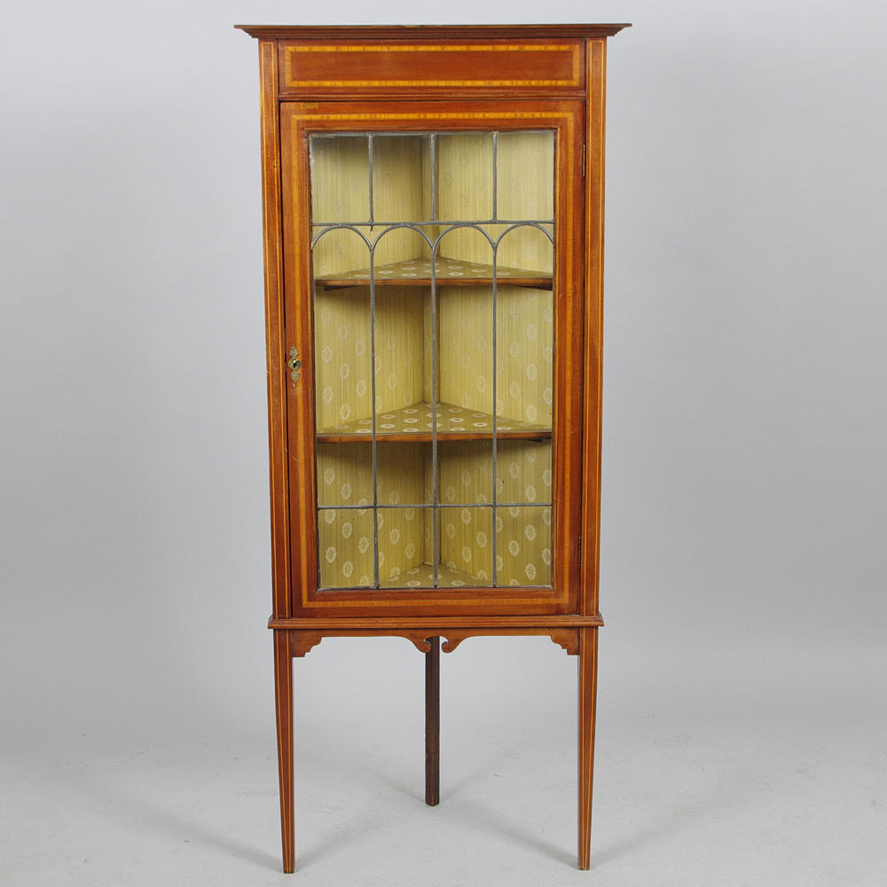 HÖRNVITRINSKÅP, mahogny/intasia med blyinfattat glas, 1800-tal.