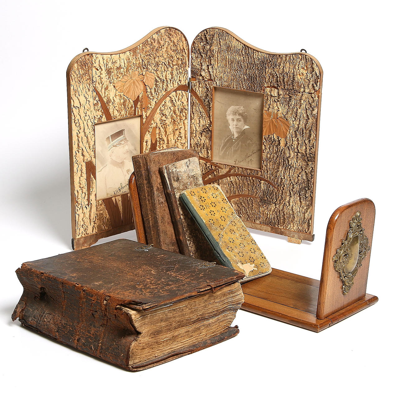 BÖCKER, 17/1800-tal, BOKSTÖD/HYLLA samt RAM med foton, trä, jugend.1900-talets första del.