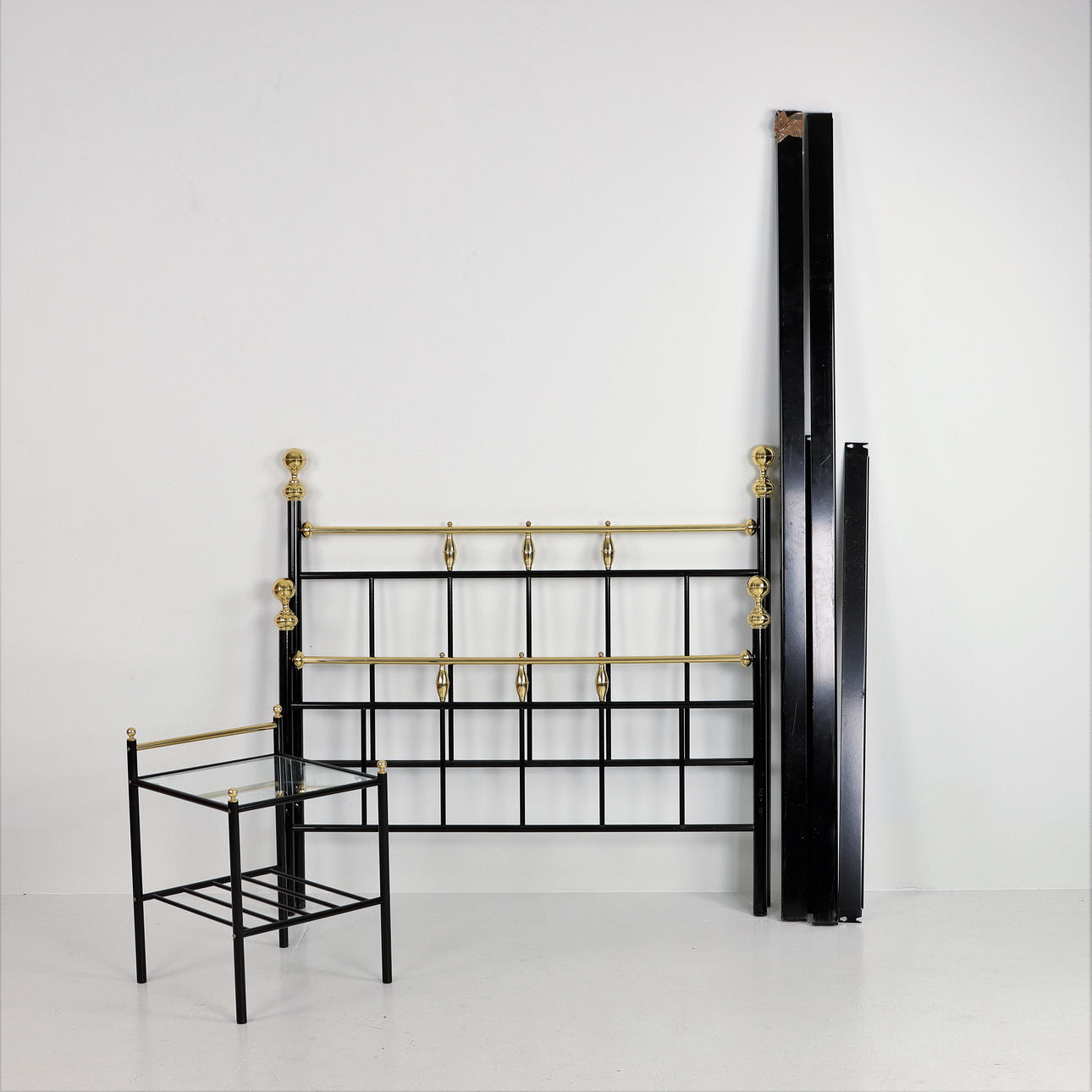 SÄNGRAM OCH SÄNGBORD, järn och mässing.