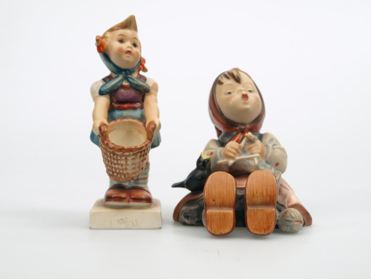 FIGURINER, porslin, 2 stycken, Stickande flicka och Flicka med korg, Hummel.
