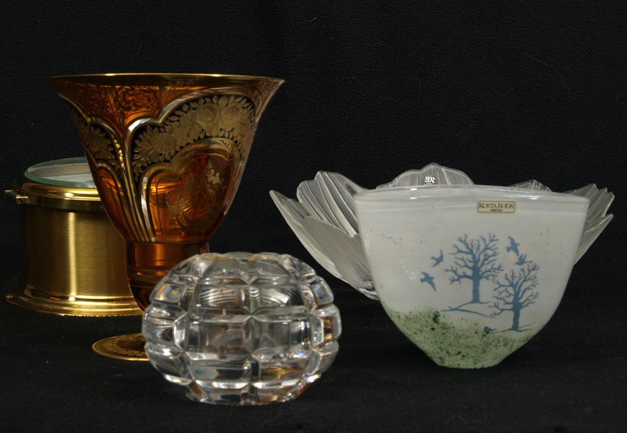 PARTI GLASFÖREMÅL OCH BAROMETER, 5 delar, bland annat Kosta Boda.