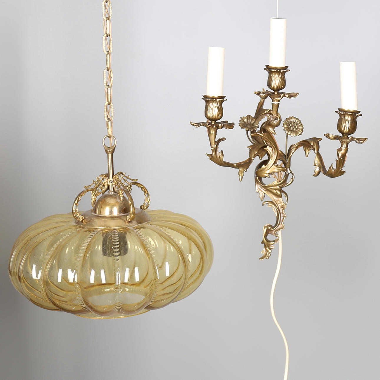 TAKLAMPA samt VÄGGLAMPETT. Glas. Metall. 1900-talets andra hälft.