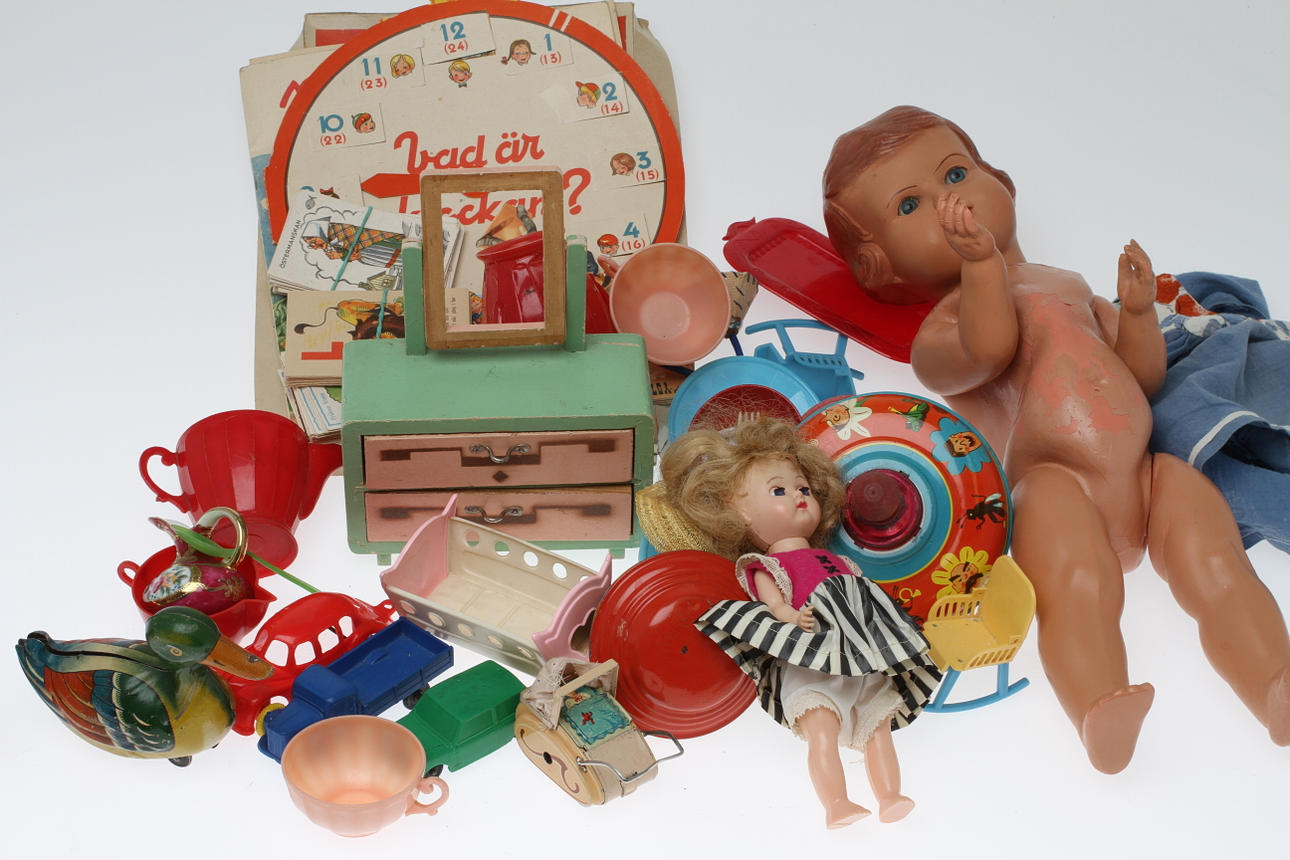DIVERSE LEKSAKER. dockmöbler, dockor, GÖSO barnvagn, bilar med mera.