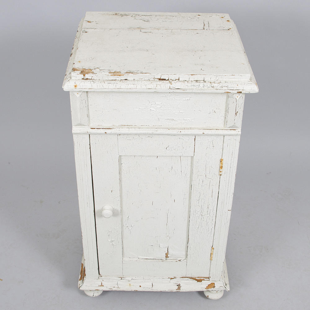 POTTSKÅP, vitmålat, sent 1800-tal.