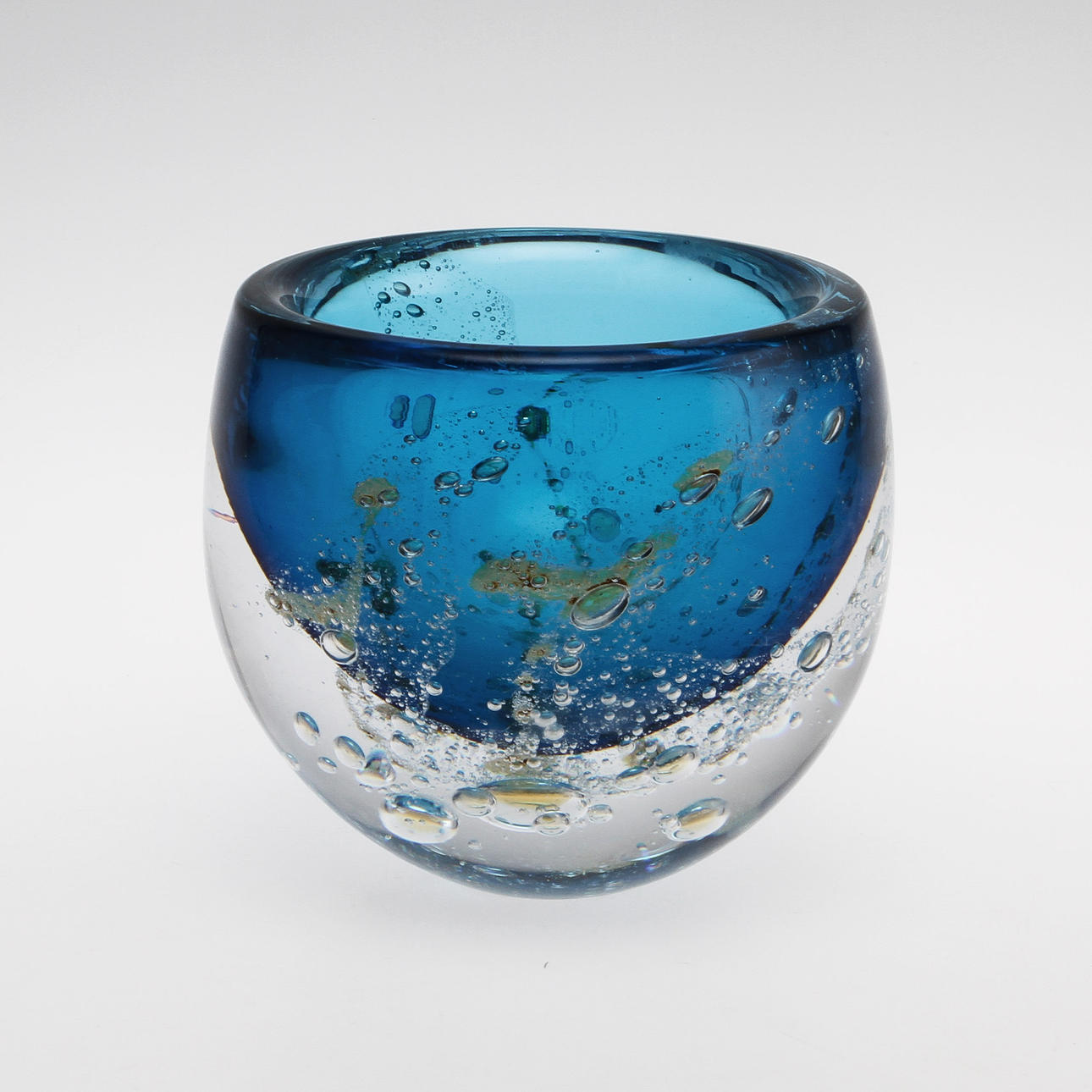 SKÅL, glas,"Gallaxy blue" Fyrklövern, Studio Glashyttan Åhus, Hannelore Hanne Dreutler/Arthur Zirnsack.
