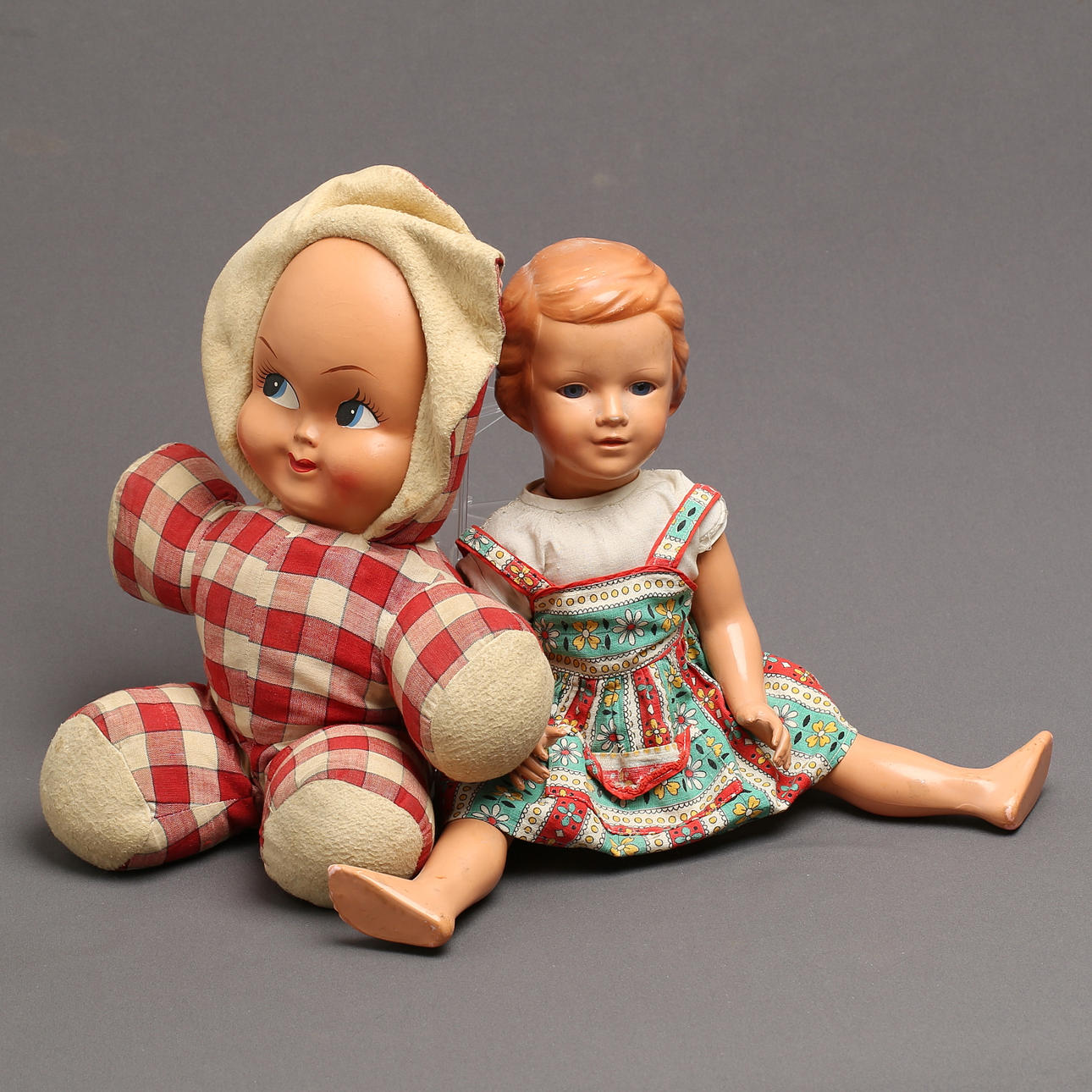 PUPPEN, 2 Stk., Stoff und Zelluloid, darunter "Tortulon", 1900.