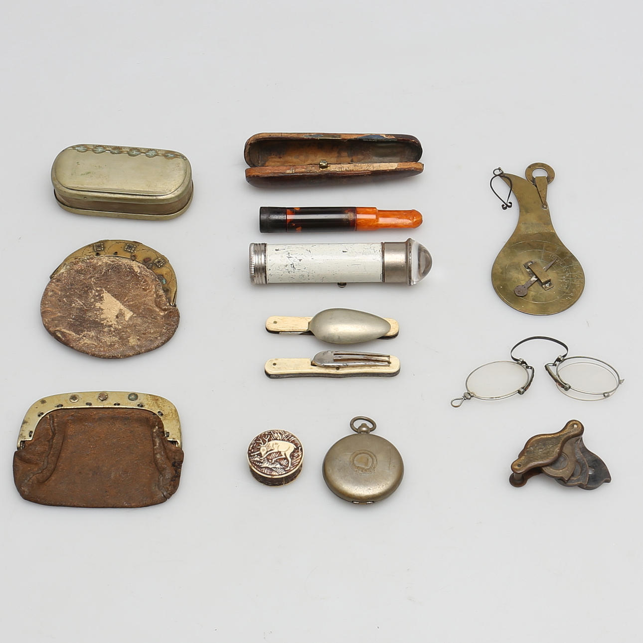 PARTI ÄLDRE DIVERSE. 12 delar. Dosor, glasögon, portmonnäer.