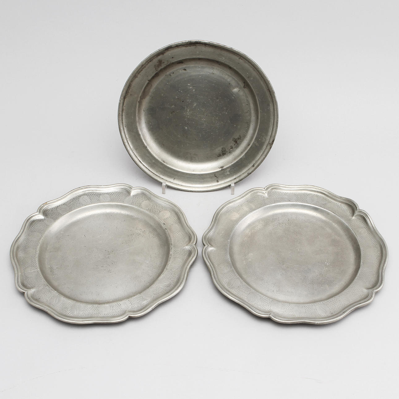 TALLRIKAR, 3 st, tenn, 1800-tal, varav 2st Eric Pettersson Krietz, Stockholm 1802.