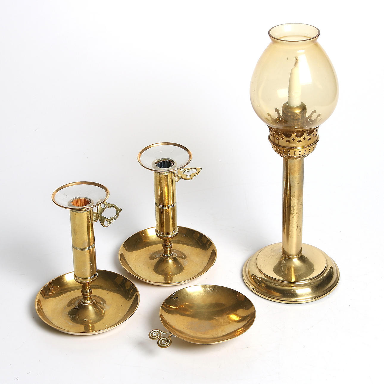 LYKTA, NATTLJUSSTAKAR samt SKÅL, mässing och glas, 4delar, bl.a. Karlskrona Lampfabrik, 1900-tal.