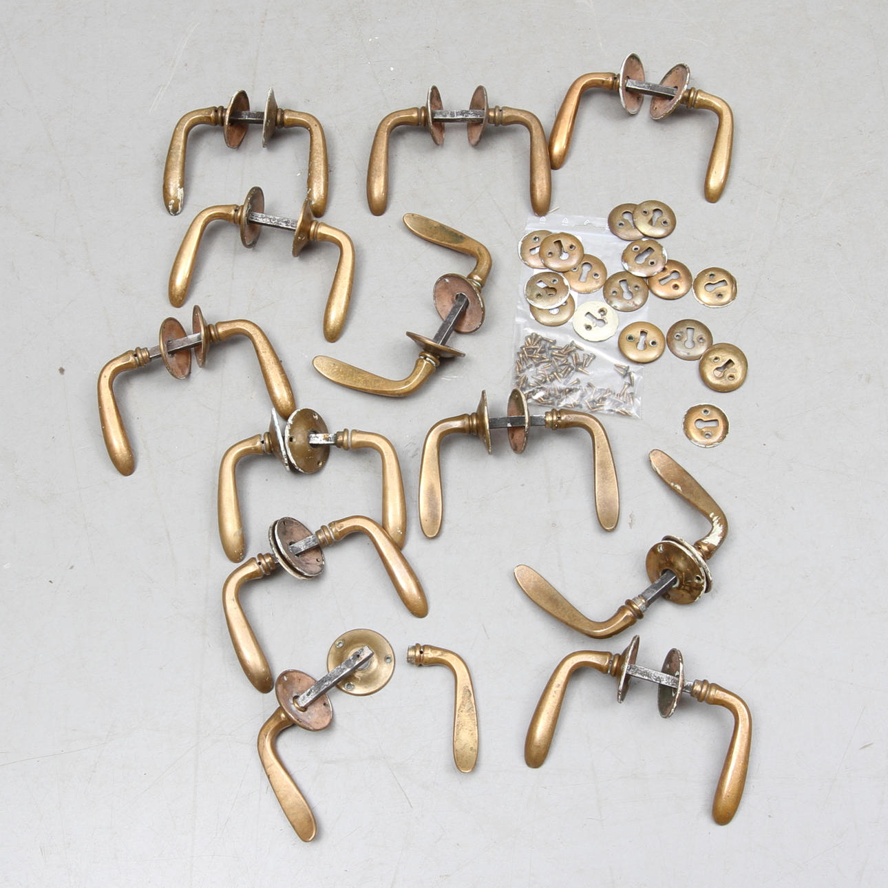 PARTI DÖRRTRYCKEN samt NYCKELSKYLTAR, mässing, 1900-talets början.