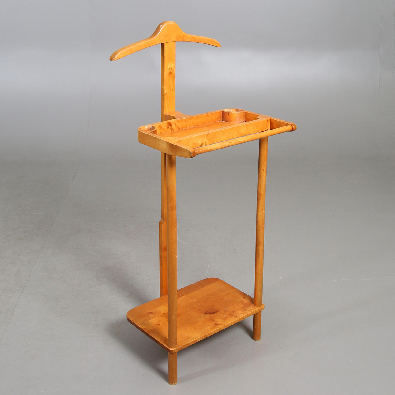 HERRBETJÄNT, trä, 1900-talets mitt. Möbler - Övrigt - Auctionet