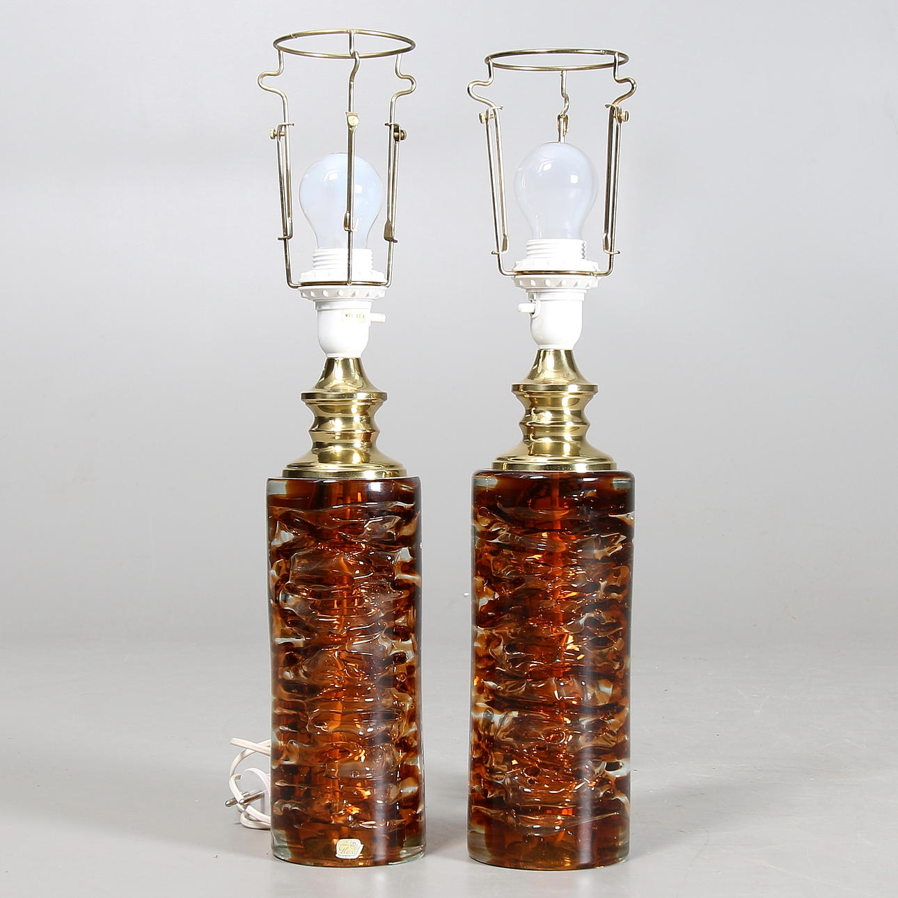 BORDSLAMPOR, ett par, glas och mässing, Aneta, Växjö, 1970-tal.