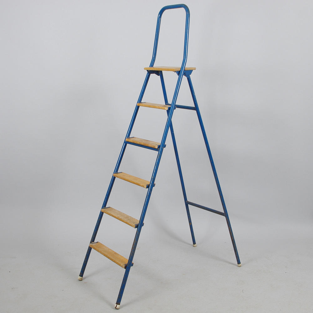 STEGE, blåmålad metall med trästeg.