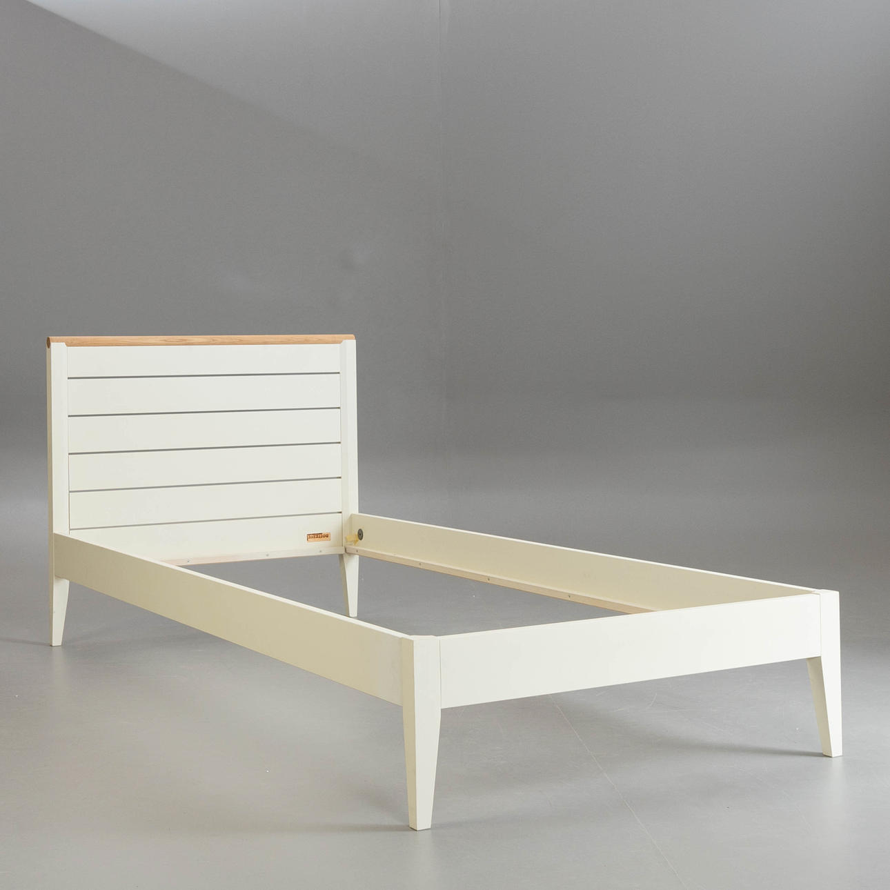 Nirvan Richter, säng/sängram, för Norrgavel.