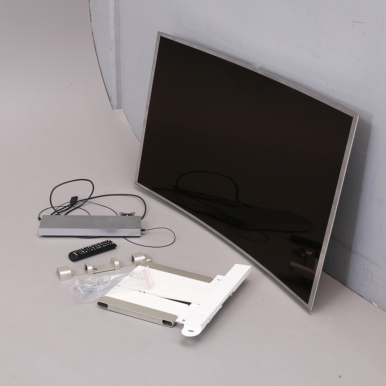 TV, 48", Samsung, UE48JS9005 ja seinäteline.