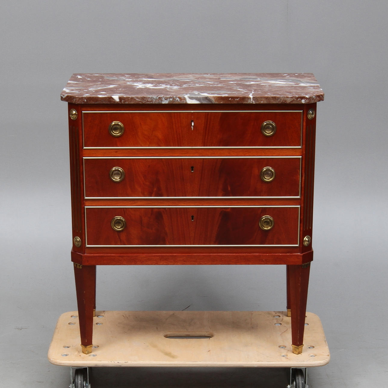 BYRÅ, med stenskiva, gustaviansk stil, 1900-tal.