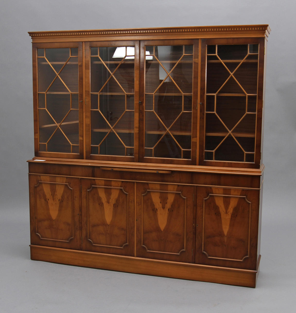 VITRINSKÅP, engelsk stil, 1900-tal.