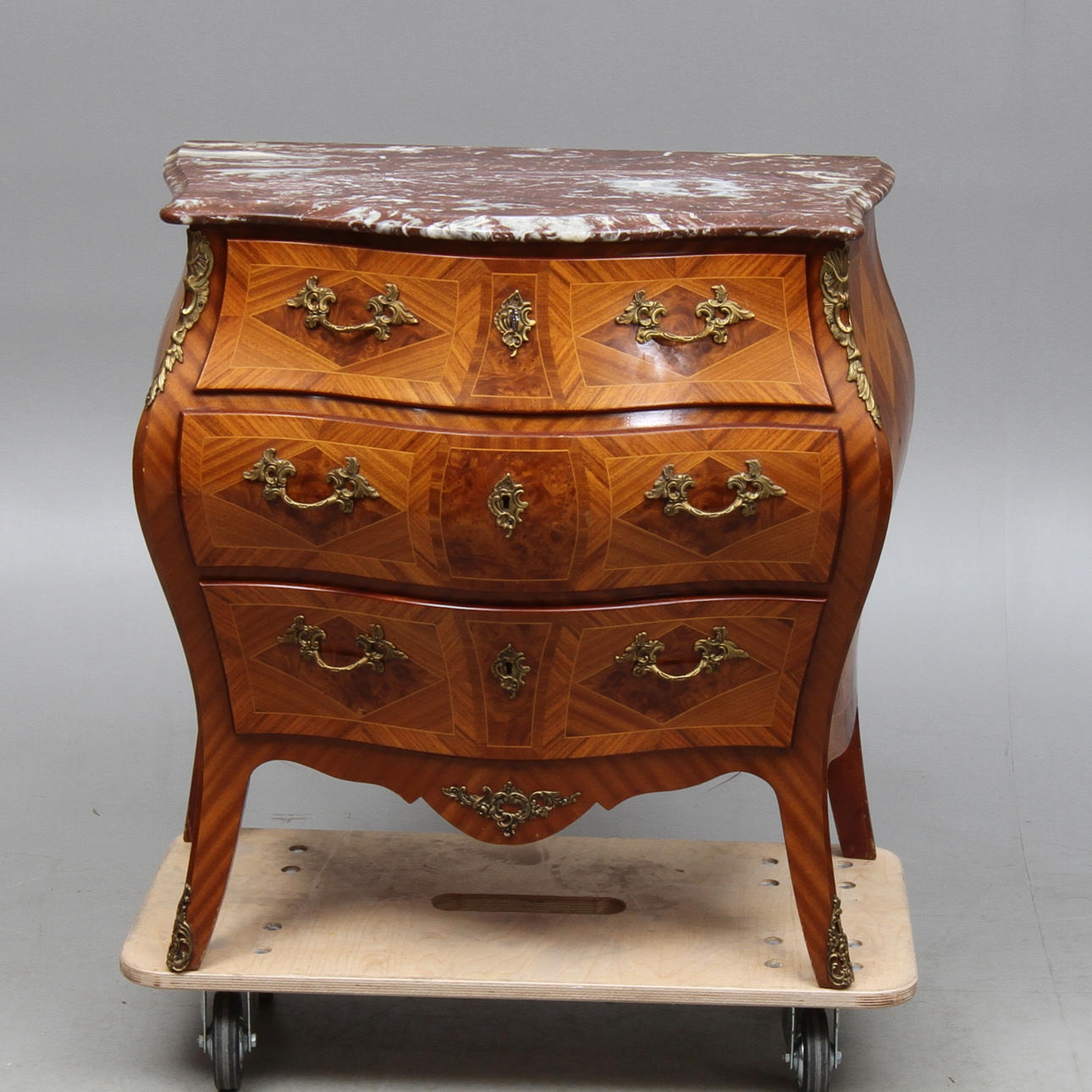 BYRÅ, med stenskiva, rokokostil, 1900-tal.