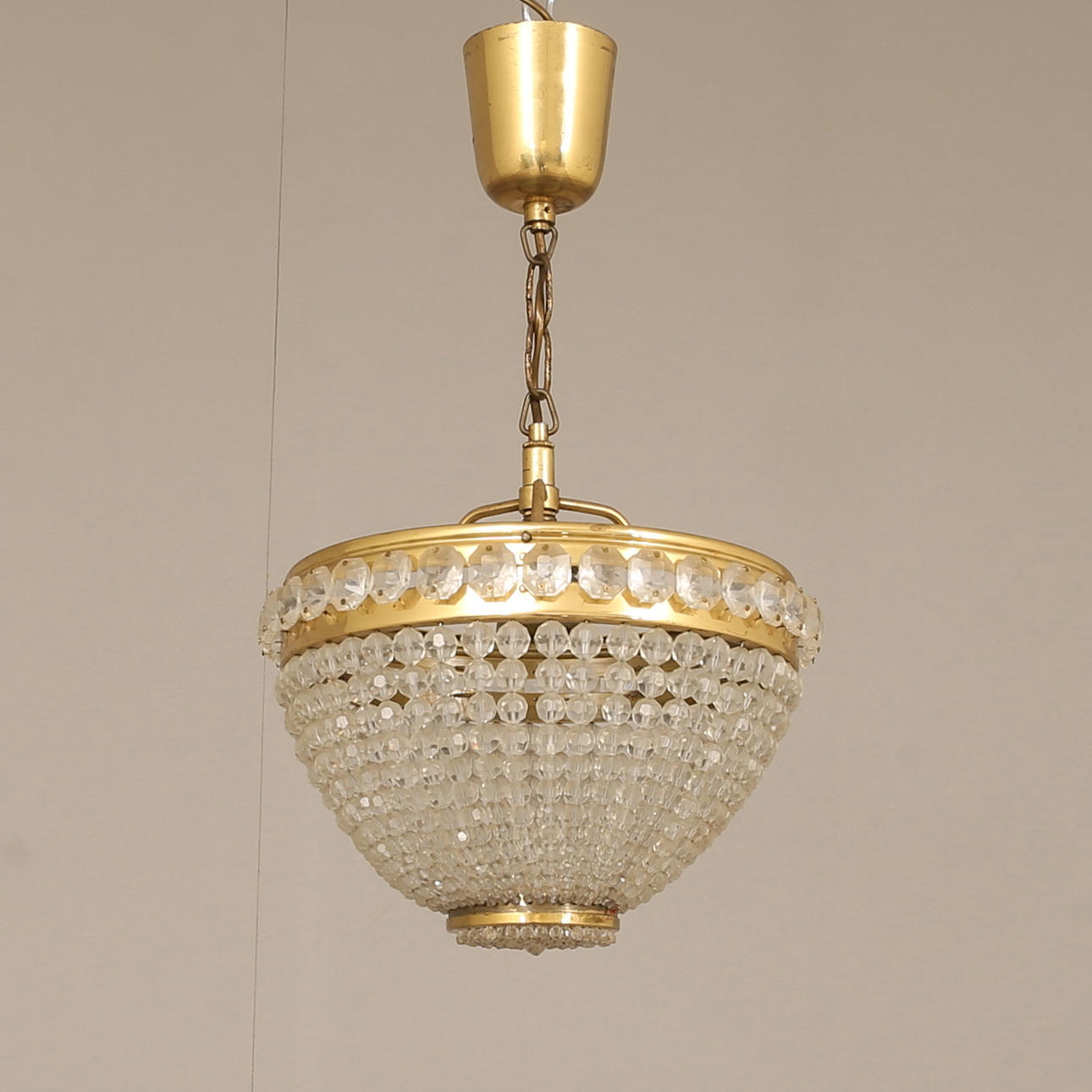 LÁMPARA DE TECHO, latón con prisma.