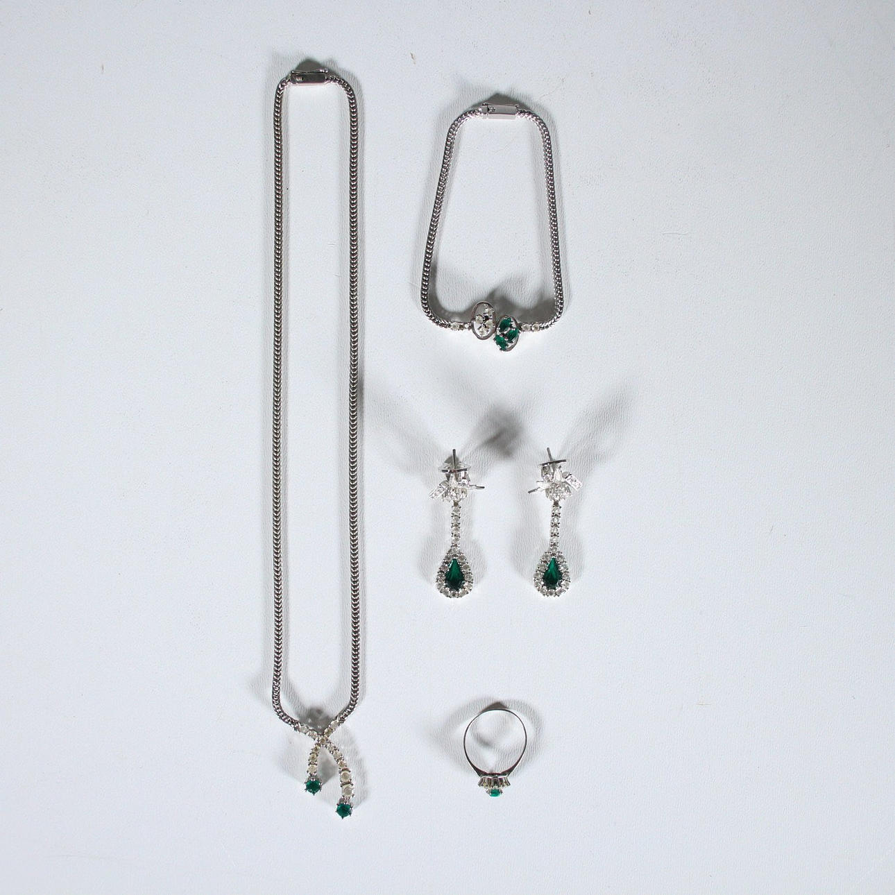 Schmuckset mit Glassteinen, 4-teilig.