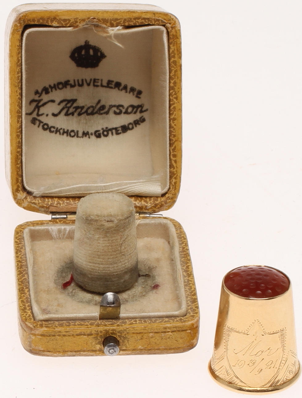 FINGERBORG med röd sten, 18k guld, Gustav Dahlgren & Co, Malmö 1920. Tot vikt 4,2 gram.