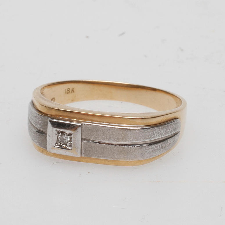 KLACKRING MED MINDRE DIAMANT, rött/vitt 18k guld, vikt ca 6,9 gr.