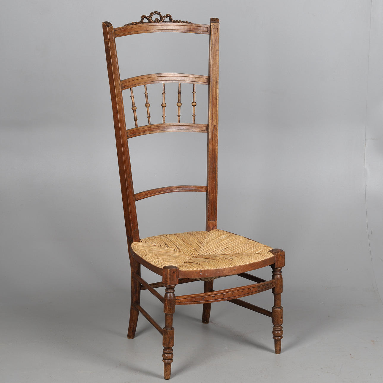 UNA SILLA RUSH CON RESPALDO ALTO.