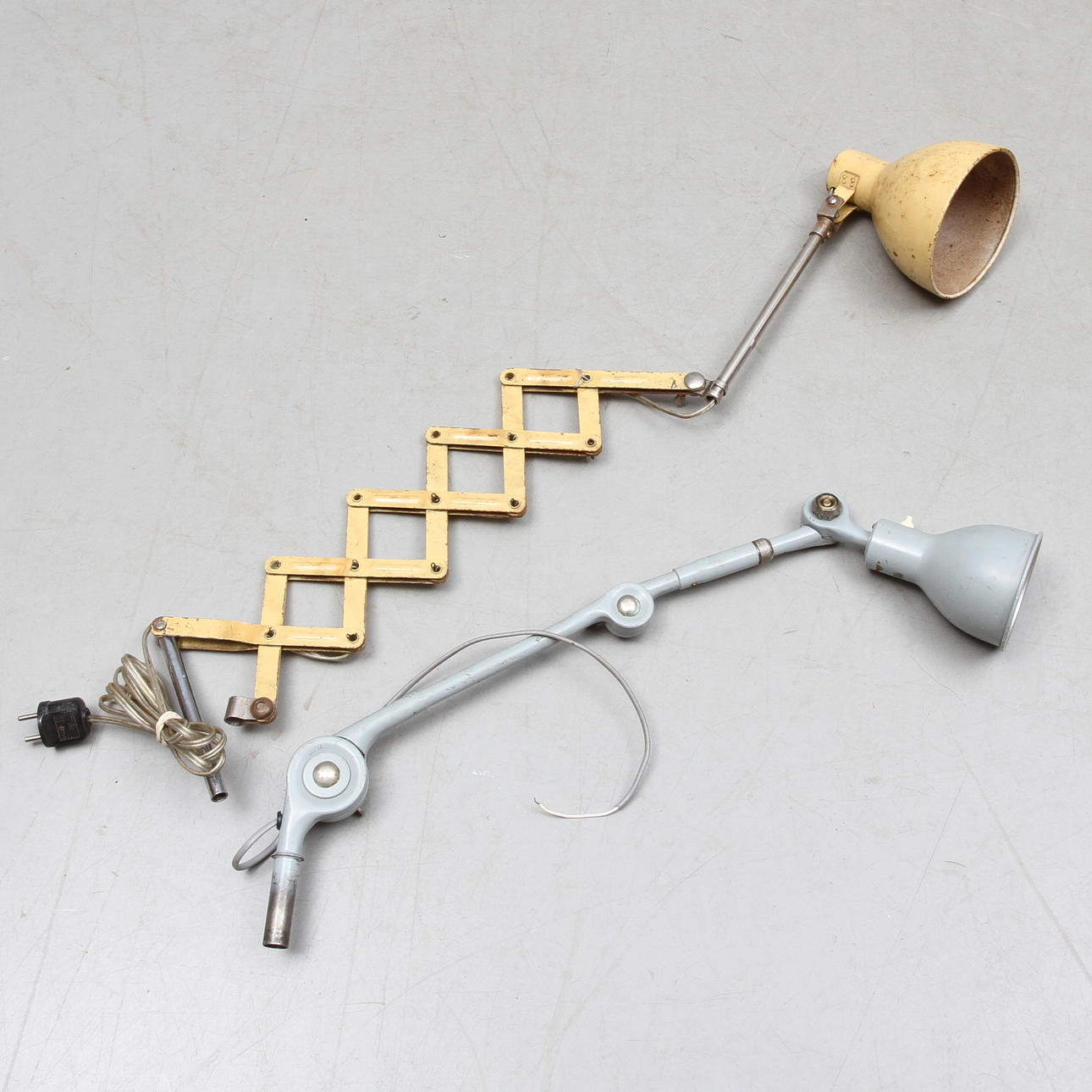 INDUSTRILAMPOR, 2 st varav en PeFeGe.