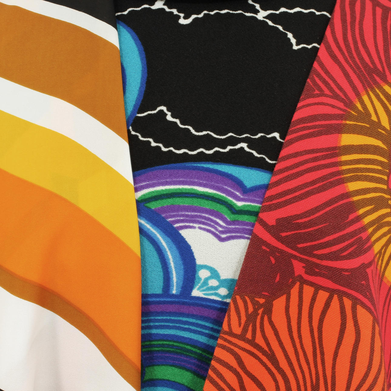 KLÄNNINGAR, 2 st, samt KJOL.