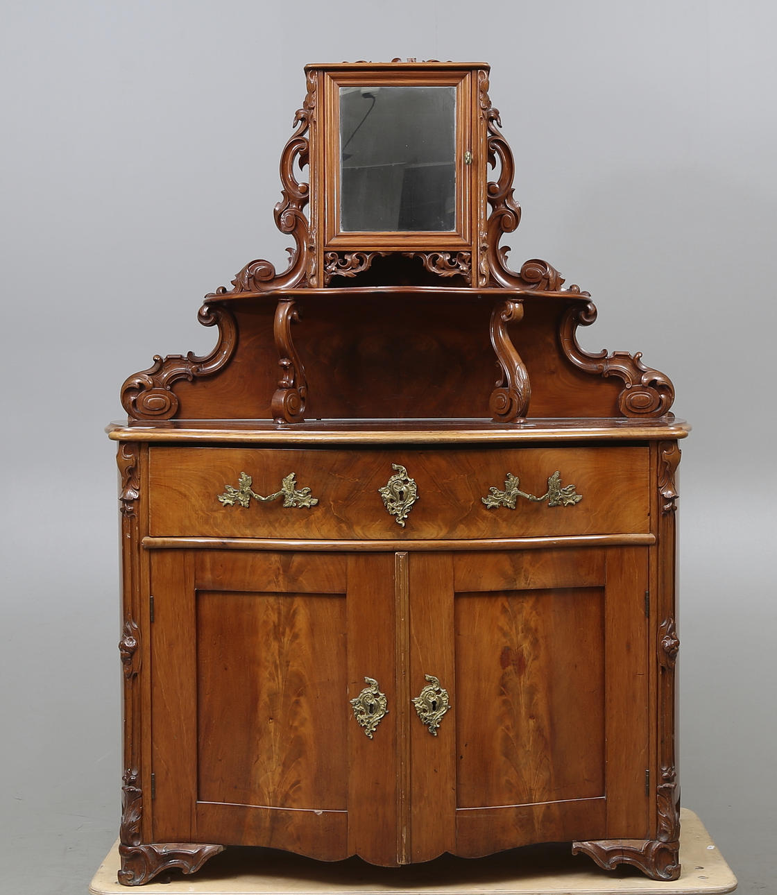 SPEGELBYRÅ, nyrokoko, 1800-talets andra hälft.