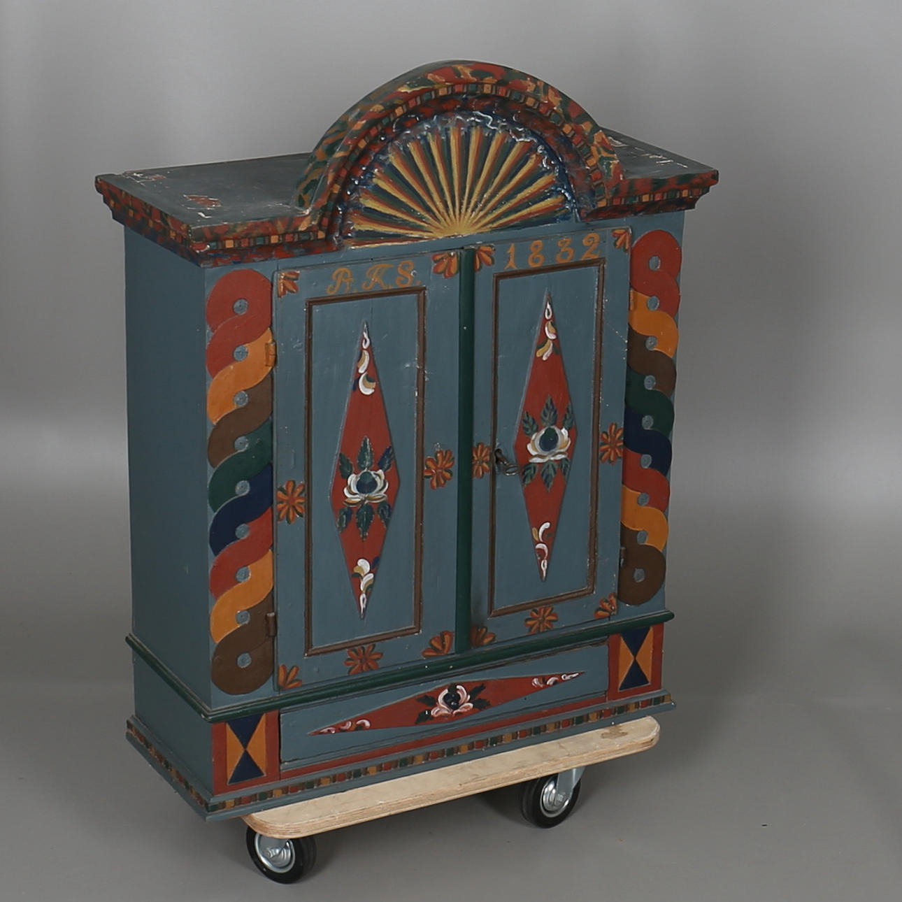 DRÄNGASKÅP i trä. Allmoge. 1832.