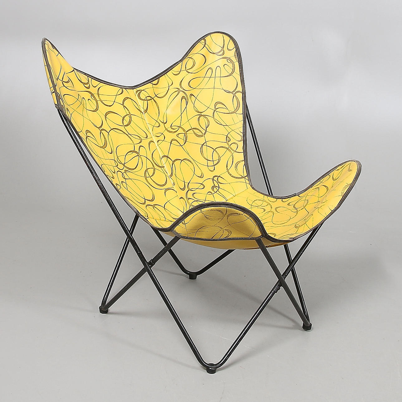 FLADDERMUSFÅTÖLJ, gul vinylklädsel med mönster, 1950/60-tal.