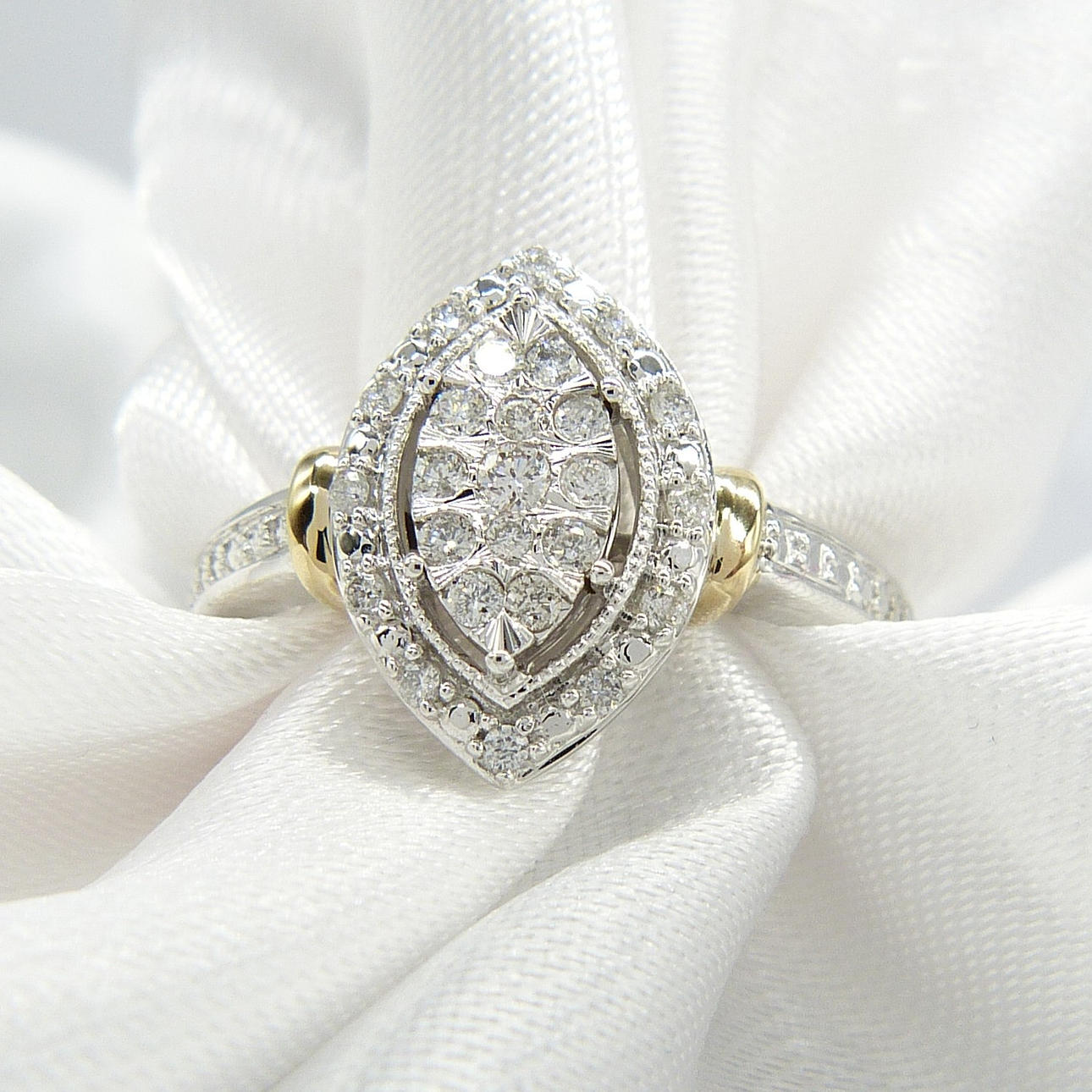 0,20 CT DIAMANT NAVETTE RING.