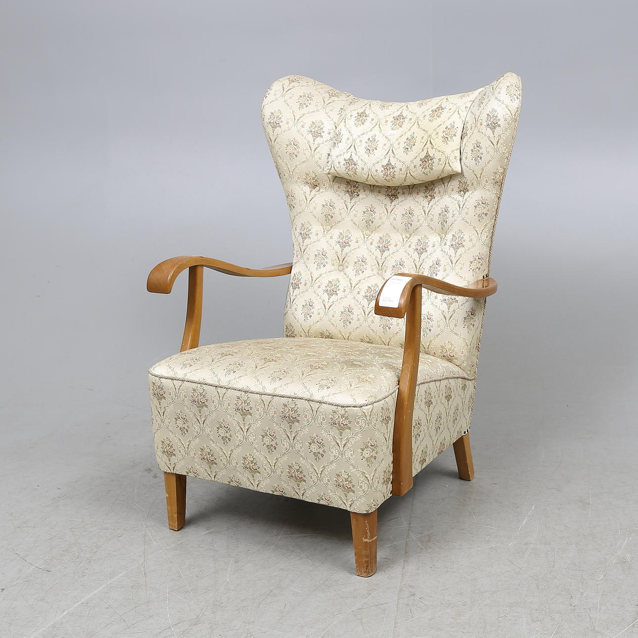 FÅTÖLJ, sk öronlappsmodell, 1940-tal.