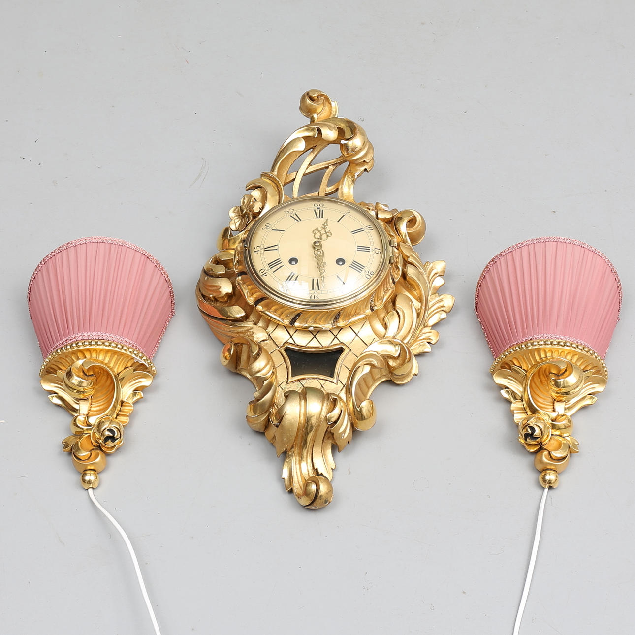 VÄGGPENDYL med 2 LAMPETTER, förgyllda, 1900-tal.