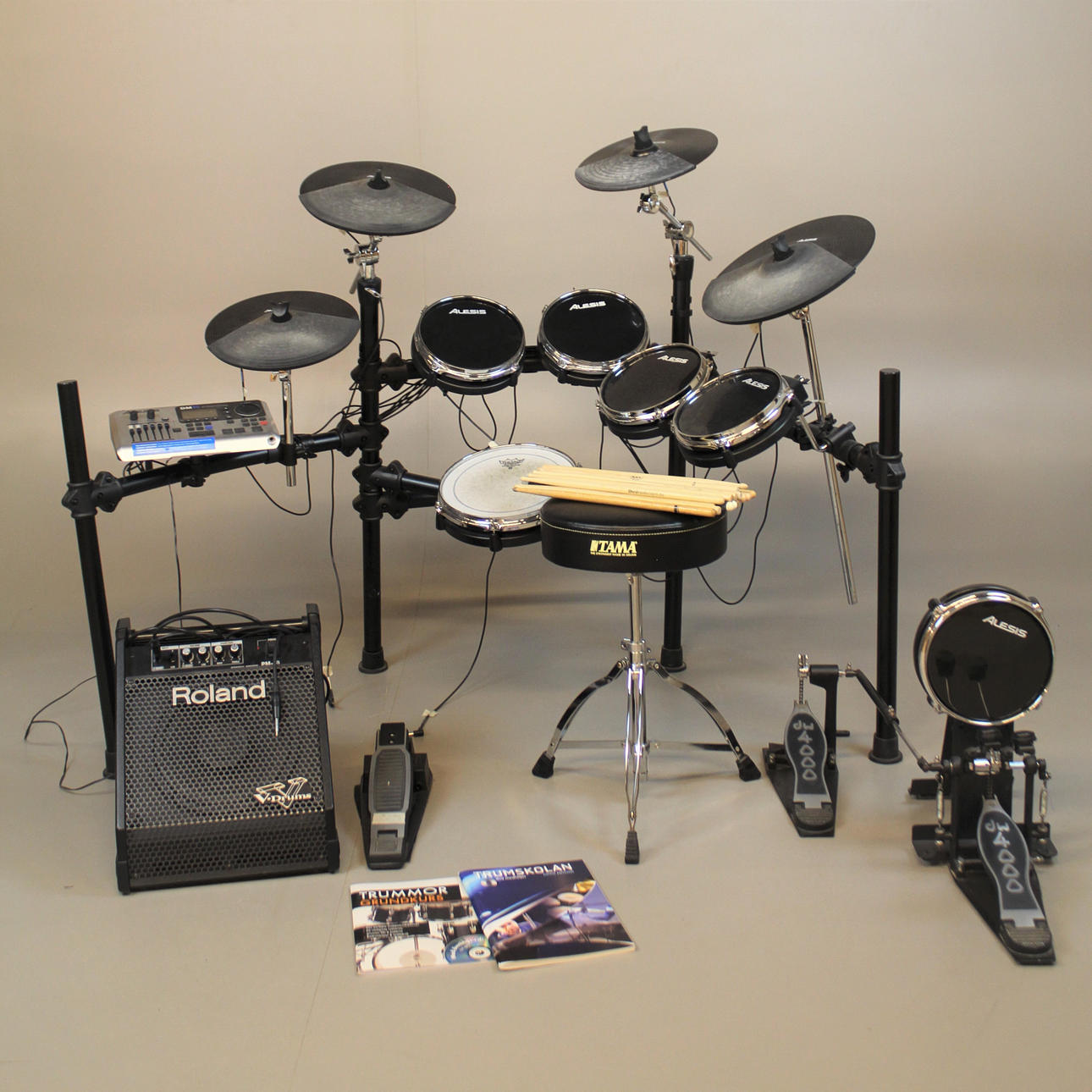 TRUMSET digitalt Alesis, med förstärkare.