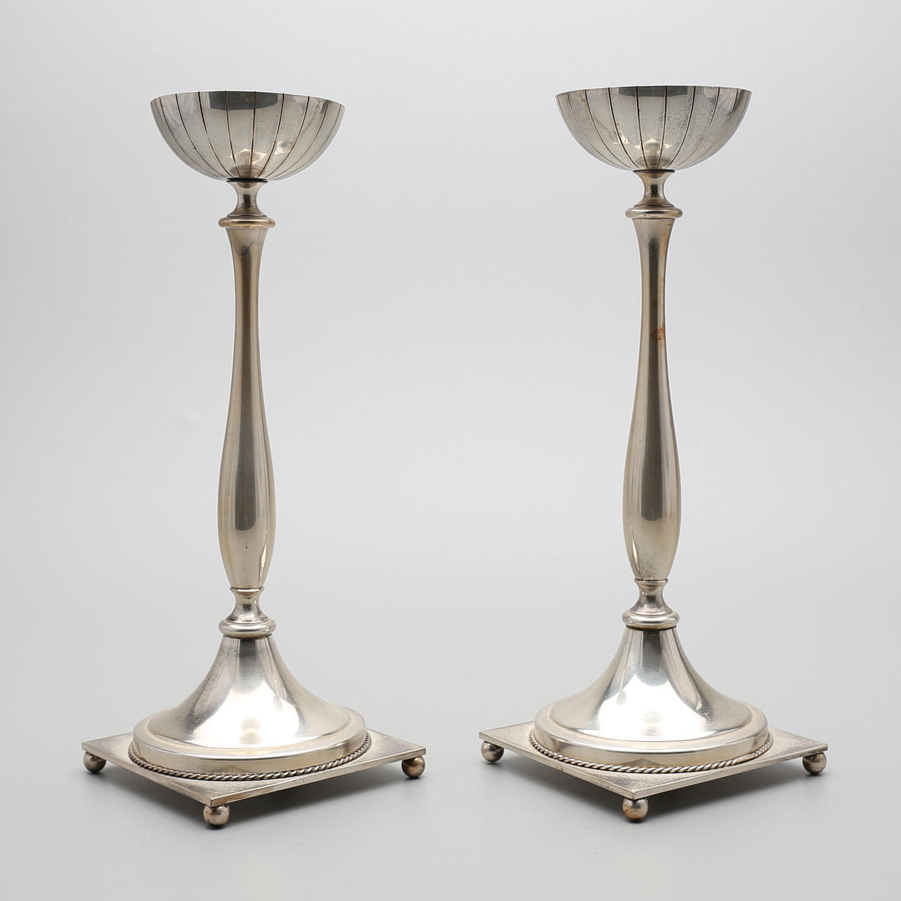 LJUSSTAKAR, ett par, nysilver, Gunnar Ander, Ystad Metall, 1900-talets mitt.