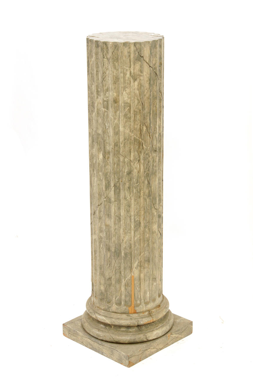 SÄULENBASIS 1. HALBES XX JAHRHUNDERT.