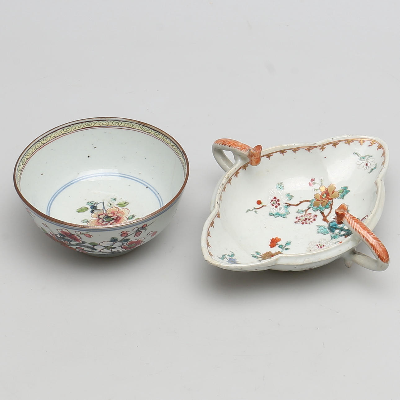 SKÅLFAT OCH SKÅL i porslin. Familie rose. Möjligen Qianlong. 1700-tal.