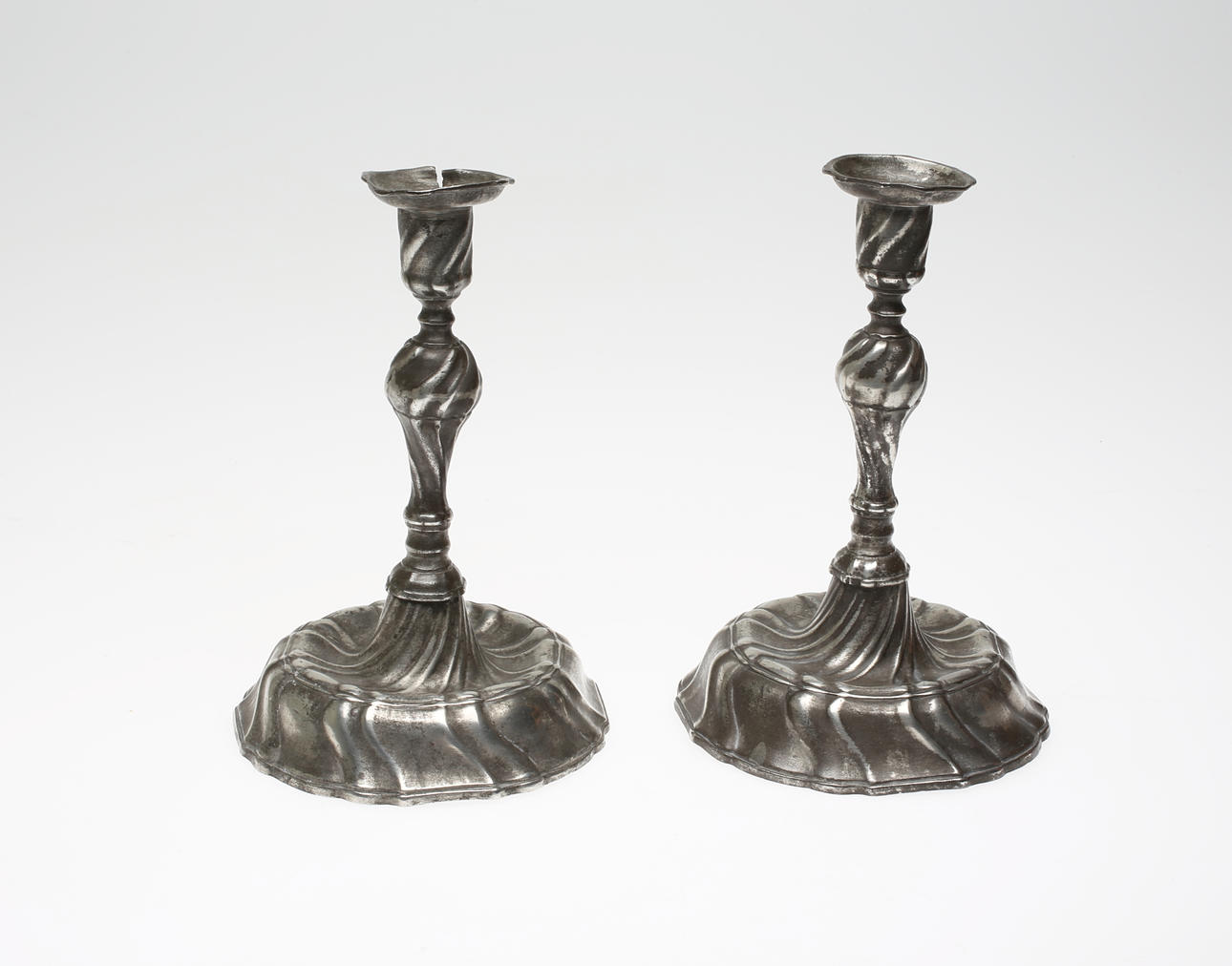 LJUSSTAKAR, Tenn, Rokoko, 1770/80-tal, Frankfurt, Tyskland.