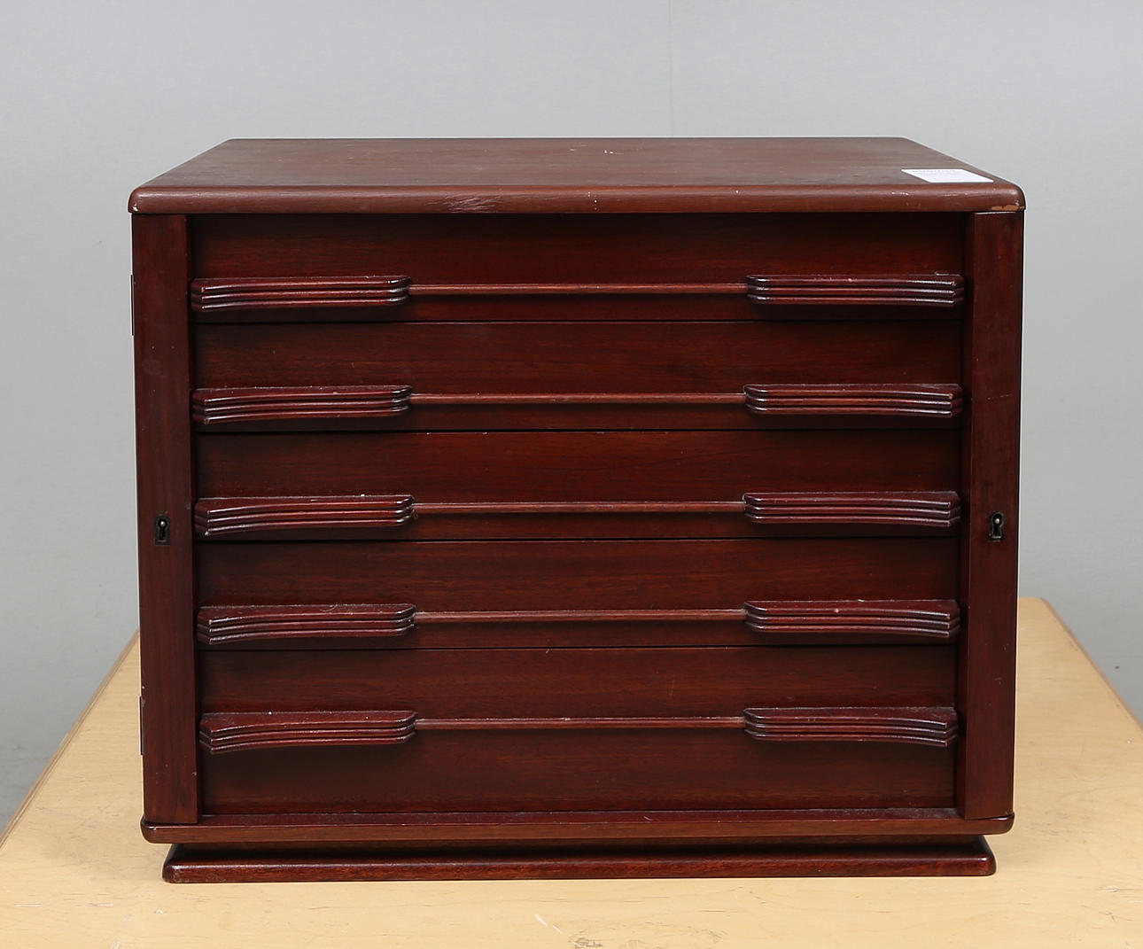 BESTICKSCHATULL, med bestick nysilver, England, 1900-tal.