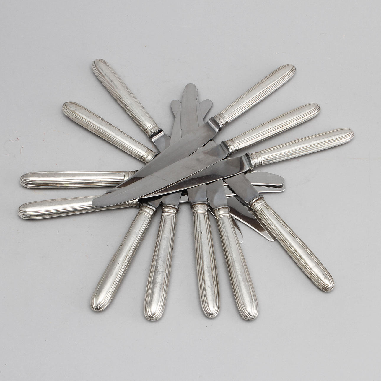 KNIVAR, 12 st, silver, 1782 och 1804, totalvikt ca 1000 gram.