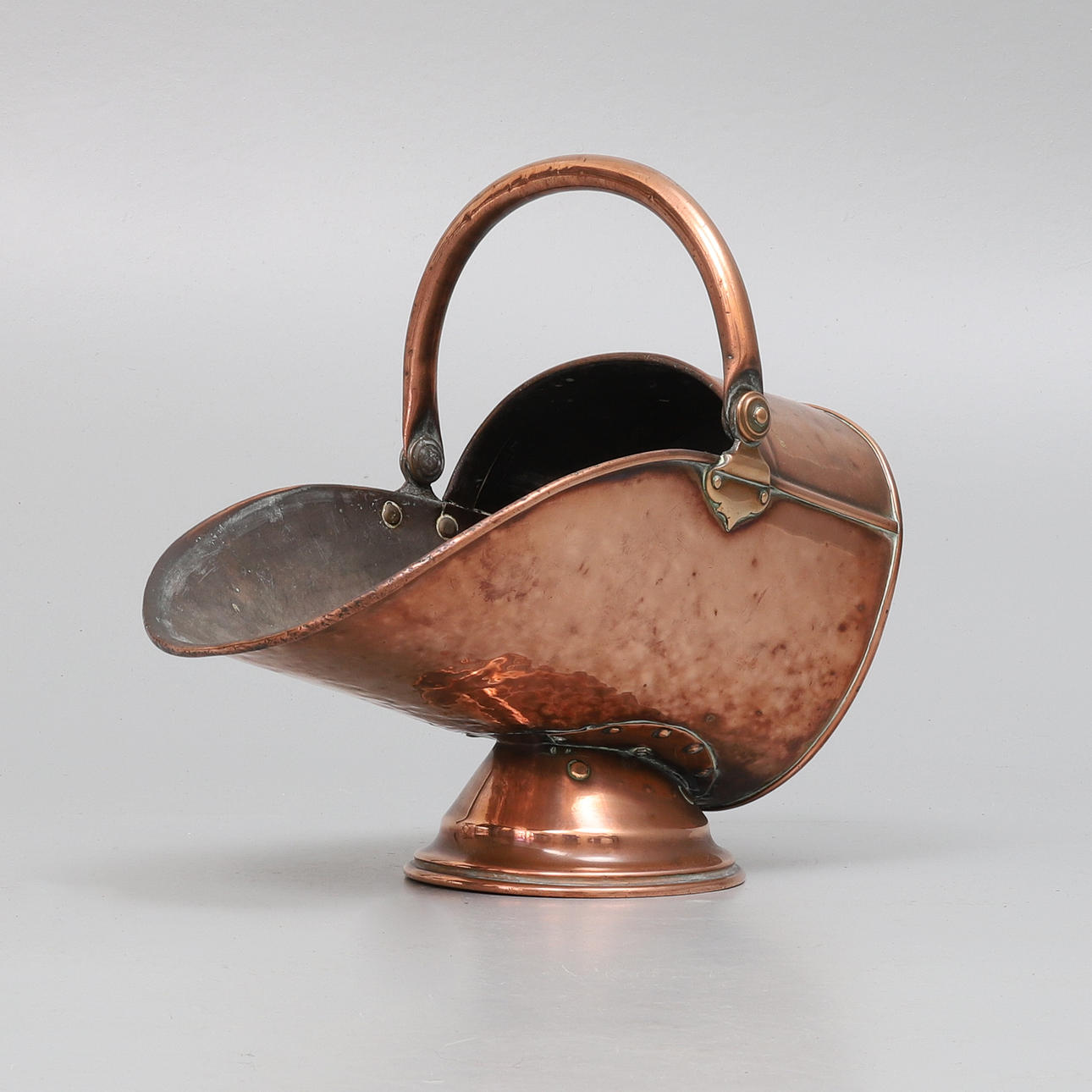 EN VIKTORIANSK KOPPARHJÄLM KOL SCUTTLE.