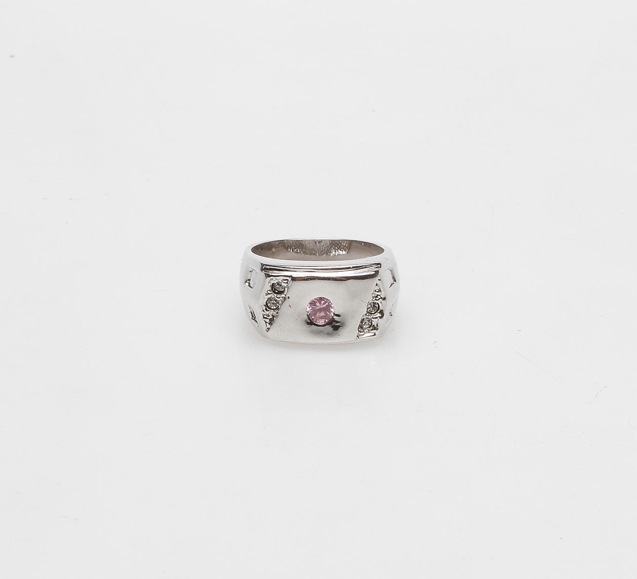 RING, vitguld 9 k, vikt ca. 9,4 gram.