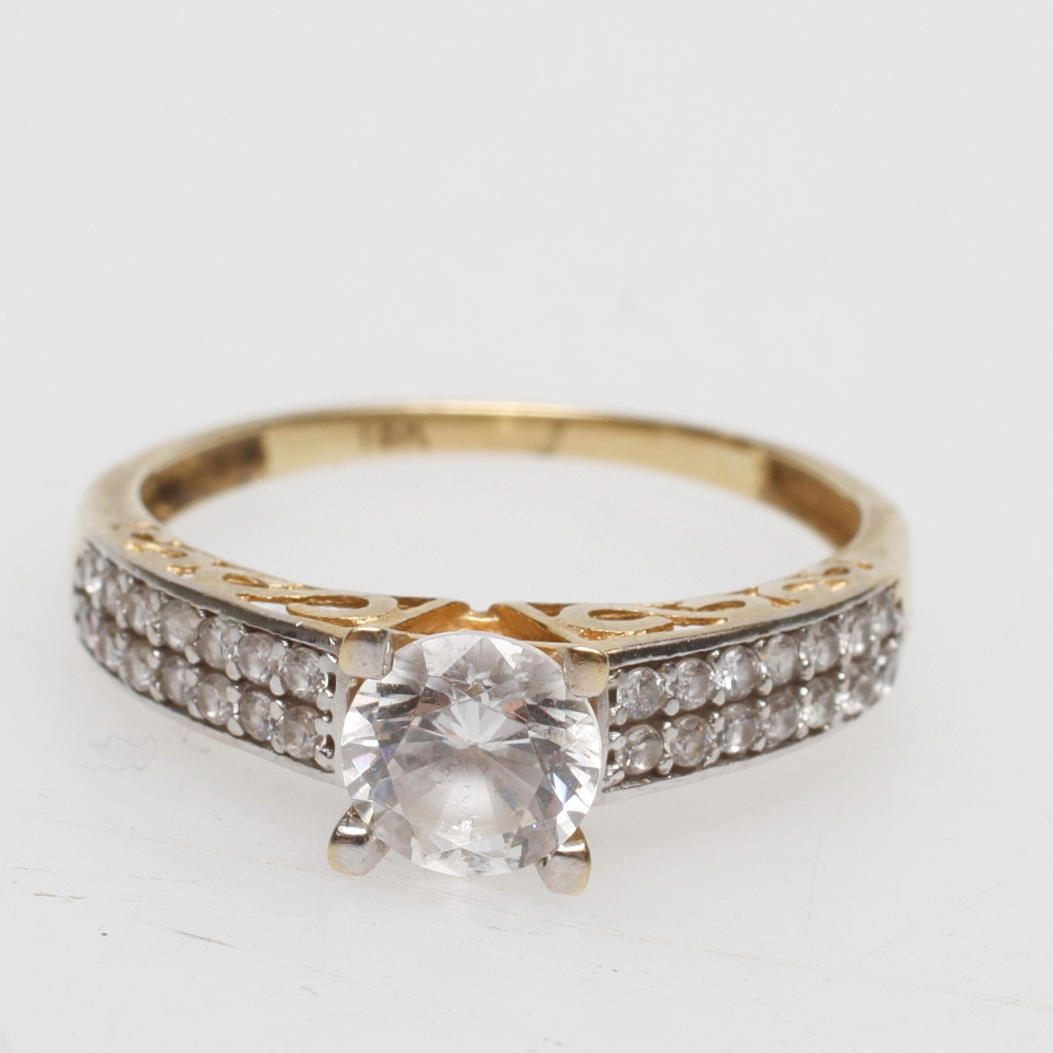RING MED STENAR, 18k guld, total vikt ca 3 gr.