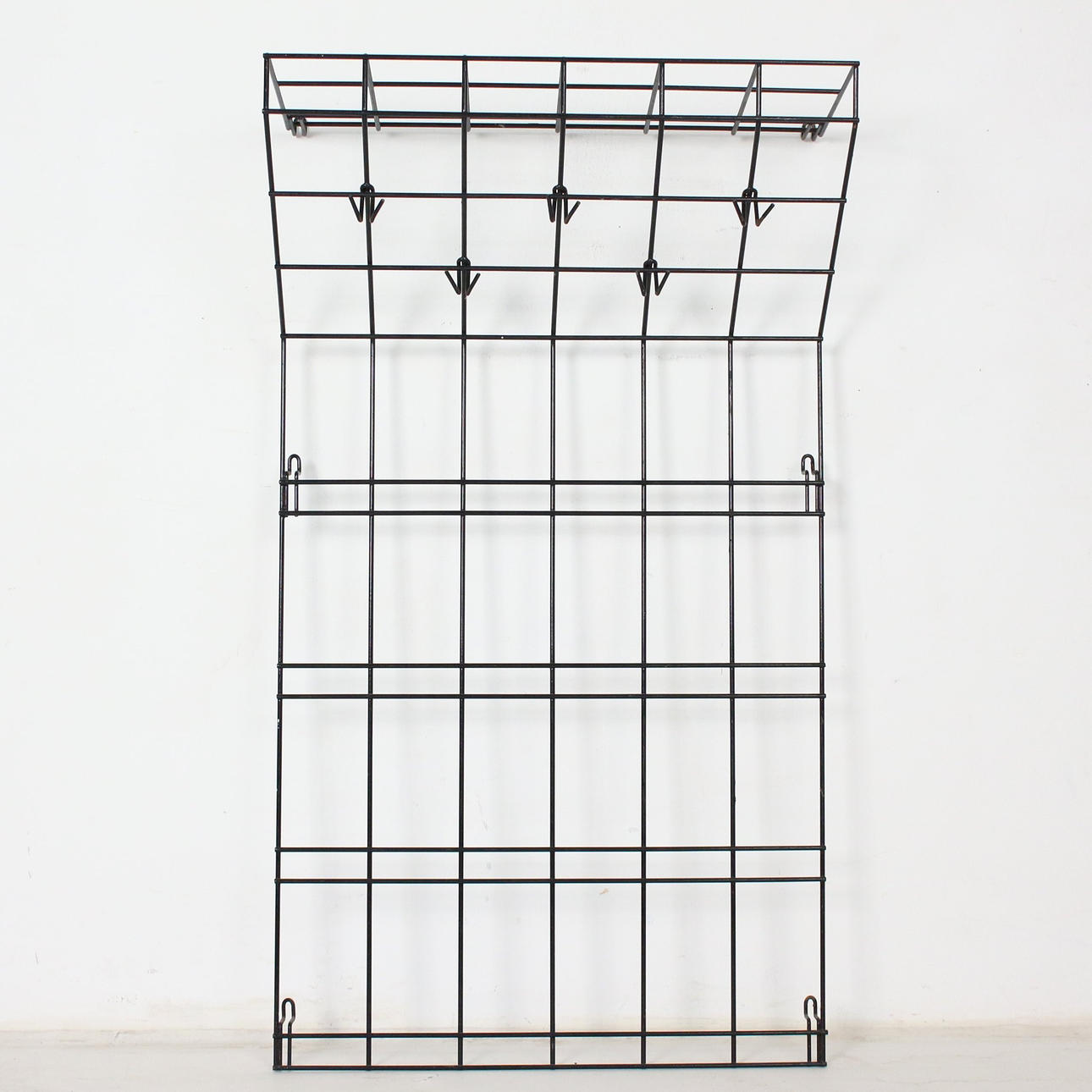 Garderobe/væggarderobe i String design, metal.