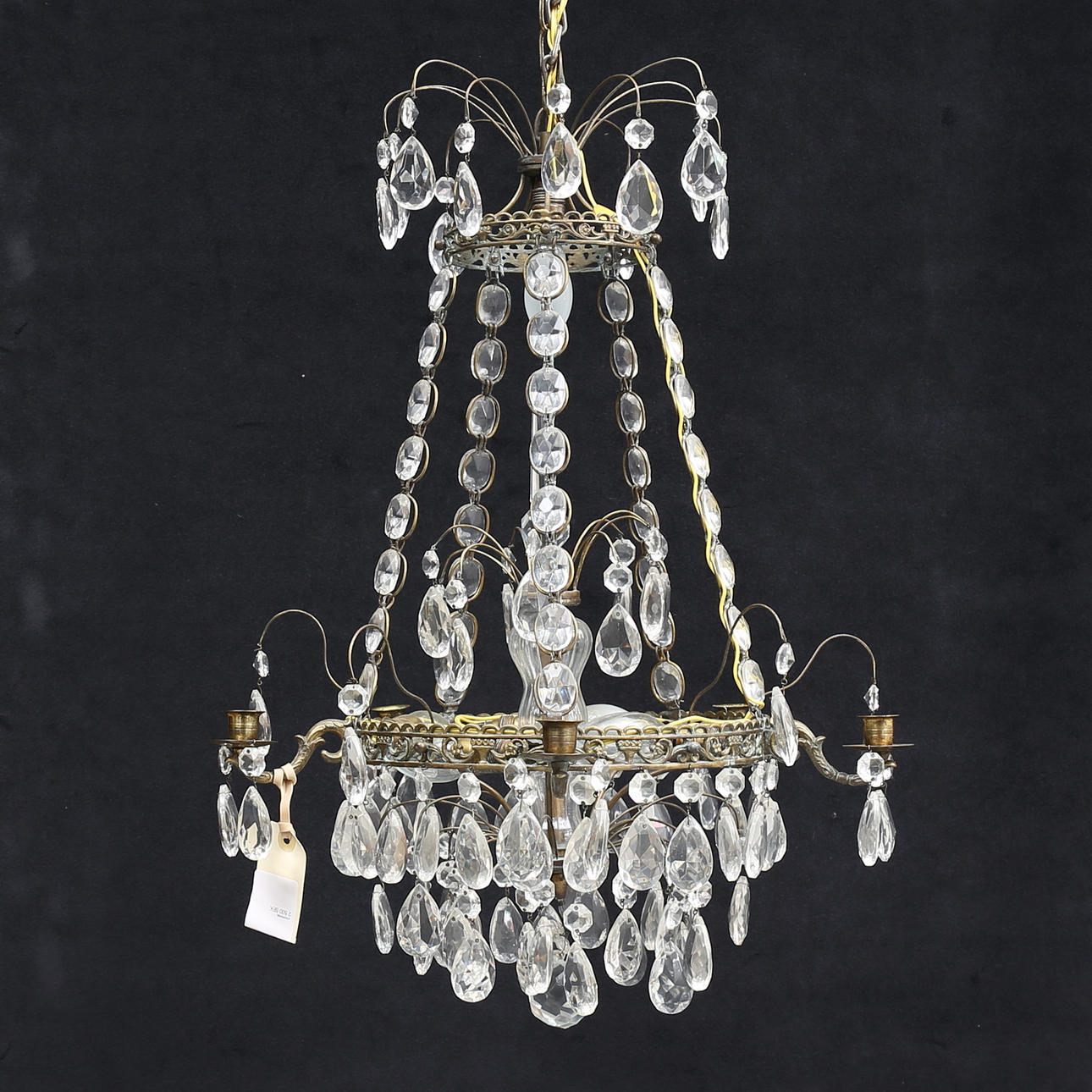 LJUSKRONA, gustaviansk stil, Hagamodell, 1900-tal. Höjd ca 70 cm exklusive kedja.