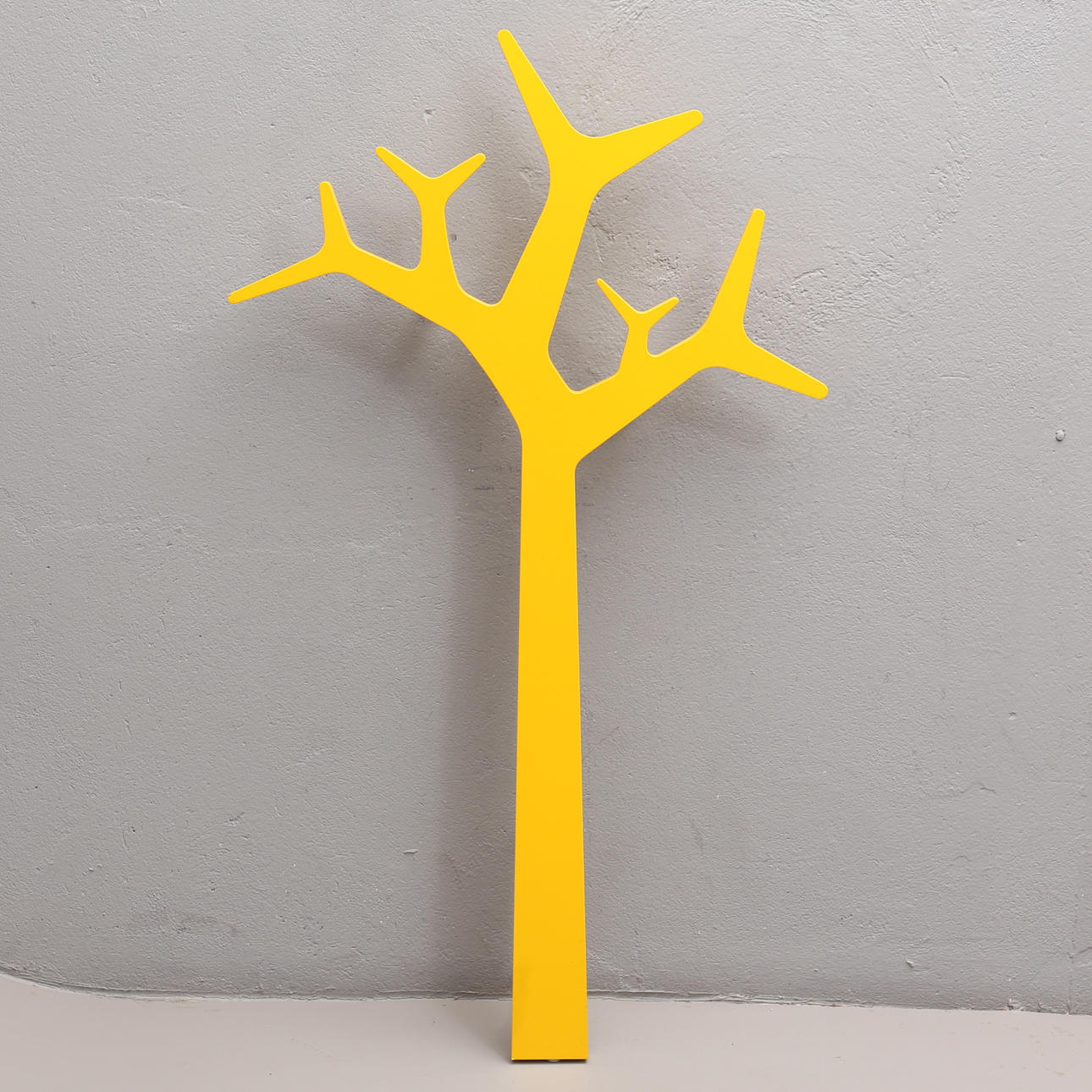 KATRIN OLINA & MICHAEL JUNG. Kleiderbügel, schwedisch, gelb.